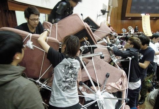 蒋中正曾放过书本的柜子，反服贸学生一度用来阻挡楼梯通道。（台媒图）