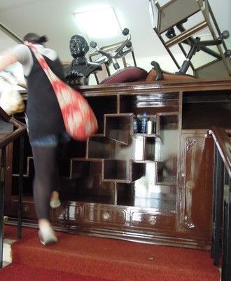 蒋中正曾放过书本的柜子，反服贸学生一度用来阻挡楼梯通道。（台媒图）