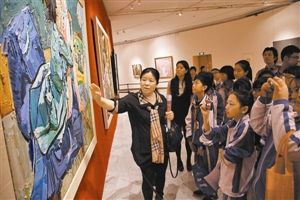▶深圳南园小学安素惠老师（左一）在关山月美术馆中给学生上美术课。 摄影 欧伟