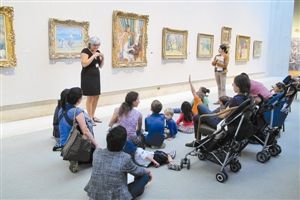 美国的老师带着学生在大都会博物馆里上课。 摄影 刘月刚