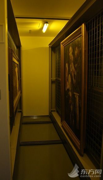 艺术品保税仓库里的一个VIP室里，暗黄灯光下，存放着几幅油画