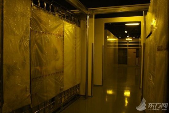 油画仓库，这里恒温恒湿，延长着这些艺术品的生命