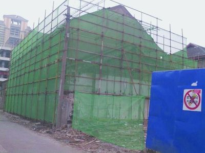 大板巷75号脚手架已搭好。王雪 摄