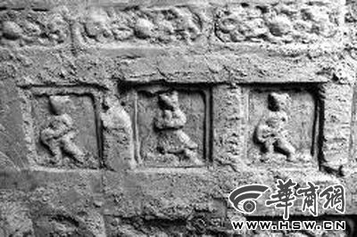 古墓内打腰鼓等砖刻富有陕北民俗特色 本报记者 赵雄韬 摄