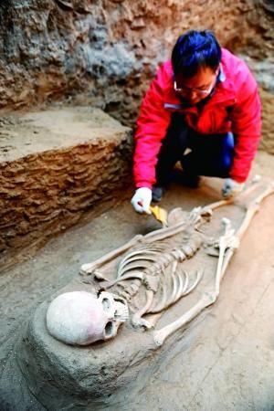 墓葬考古挖掘现场