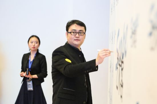 北京匡时副总裁谢晓东为《艺术客》签名