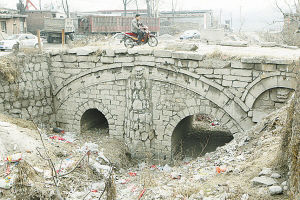 ■石桥已有900多年的历史了。本报首席记者 李青 摄