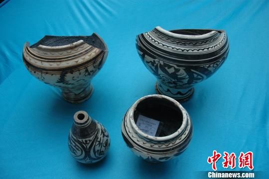 图为神垕窑址内出土的白地黑花瓷罐。　河南省文物考古研究院供图　摄