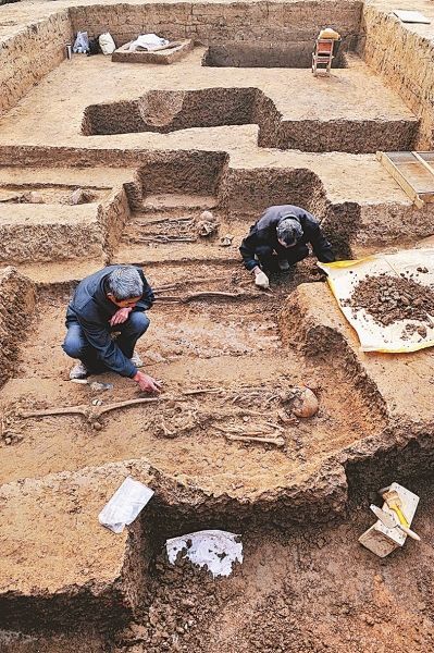 考古人员在舞阳贾湖新石器时代遗址第八次发掘现场工作。