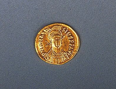 洛阳衡山路北魏大墓发掘出的阿纳斯塔修斯一世金币正面。