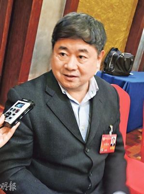 北京故宫院长单霁翔。</p>

<p>　　单霁翔澄清，有报道台北故宫博物院院长冯明珠提出的制定“司法免扣押法案”，其实台北故宫文物来内地并不会被扣押，这也并非冯明珠的要求，而是台湾法律的要求，但大陆目前还无相关立法。</p>

<p>　　1948年至1949年初，国民党集团分3批将近3000箱北京故宫精品文物运往台湾，自此，故宫的文物分栖两岸。但单霁翔称，近年两岸故宫交流频繁，北京故宫也向台北故宫借鉴了不少经验，即将在海淀区新建的故宫博物馆群在陈列方式上就将参考台北故宫；两岸也将于今年底共同举办多个展览，庆祝北京故宫博物院成立90周年。“冯院长上月给我发短信，说宫廷画师朗世宁来华300年，两岸都有郎世宁作品，就希望共同展出”。此外，两岸还首次进行青铜器研究项目合作，将持续6至8年。</p>

<p>　　北京故宫近年被媒体曝出如办私人会所、文物损害等新闻，但单霁翔认为，批评和负面报道其实最珍贵。他更设定了媒体微信粉丝团，让媒体随时向自己提出质疑或建议。</p>

<p>　　最后，他也透露，1个月前香港康文署曾组织5个博物馆馆长到京，提出香港今后3至5年的展览需求；但他也表明，难再有《清明上河图》之类的珍贵文物展览，一是珍贵文物展出后要休整3年，而未来的展览也更强调故事性，并非简单陈列。</p>
<!-- publish_helper_end -->
                 

					<div class=