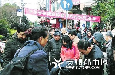 阳明路上的古玩地摊。