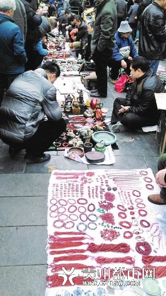 阳明路上的古玩地摊。