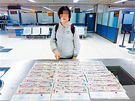 图片</p>

<p>　　涉事香港女子姓卢，约三十余岁，遭查获的25套珍藏版人民币，是“中华人民共和国人民币连体钞四连张珍藏册”，内地估计市场价值约25万元人民币(折合约31万港元。)</p>

<p>　　事发本周日(2日)中午，一名香港女子，背着背囊经罗湖口岸入境深圳，虽然其行李简单，携带物品不多，但关员发觉其行迹可疑，遂将其截停查问背囊内盛有甚么物品，她实时表现得十分紧张，并支支吾吾地说：“是纸币，不值钱，一共才一万多元。”</p>

<p>　　关员打开背囊查看，发现是一迭迭簇新人民币连体钞票，共25套，每套包含1角、2角、5角、1元、2元、5元、10元、50元和100元九种面额，每款4张，且配有钱币投资公司的证书，因未向海关申报，被移交缉私部门处理，待确定其准确市场价值后，按相关规定进行处罚。</p>

<p>&nbsp;</p>
<!-- publish_helper_end -->
                 

					<div class=