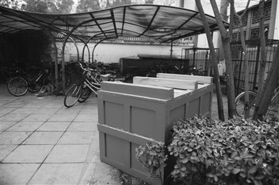 两件圆明园“观水法西洋石刻构件”已经装箱摄影/本报记者 袁艺