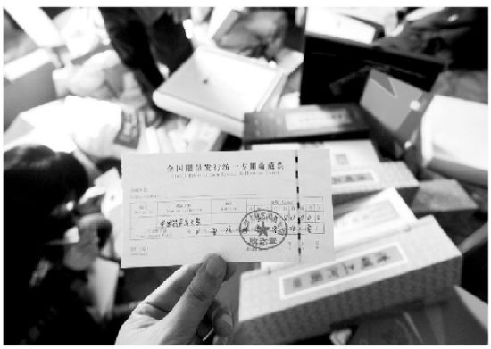 图为：假收藏品附带的假证书 记者胡九思摄