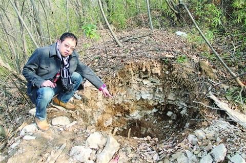 根据洞边堆土的颜色，杜祯彬推断，这个洞是最近几天才挖的。记者施晓平摄