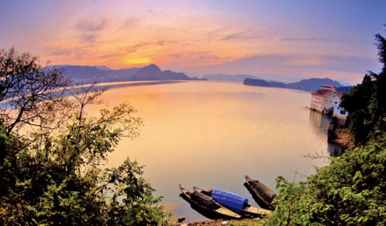 风景秀美的千岛湖每年吸引大量游客来此观光，旅游业收入在淳安县的GDP中占据较大比重。