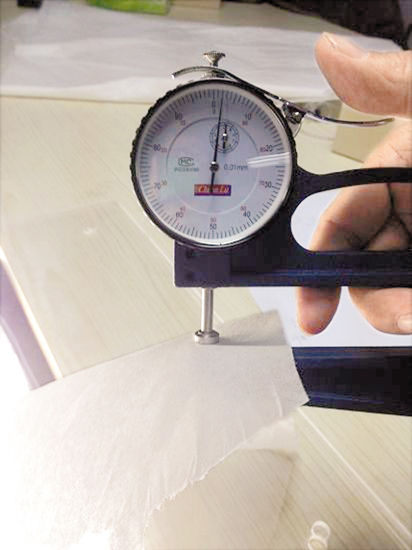 用仪器检测纸张厚度