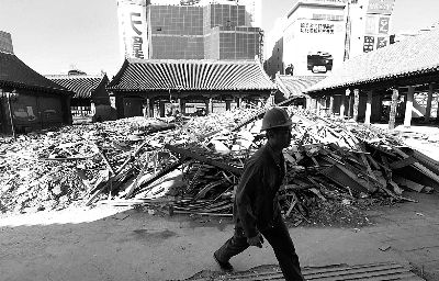 拆除的违建材料被集中堆放在院内空地上 摄/法制晚报记者 曹博远