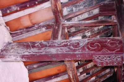 还能看到精美的木雕。