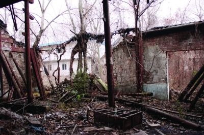 倒掉一半的殿墙。