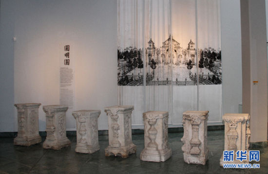 挪威卑尔根市“科德”（ＫＯＤＥ）艺术博物馆中有21件圆明园柱基。这是其中的7件的石柱基，或许是他们能“回家”。（新华网记者 刘敏 摄）