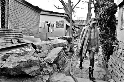 石门已经被砸碎 摄影/本报记者 陈柏