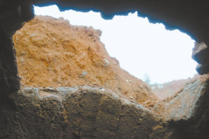 湾里区一座古墓被盗，图为盗洞口。