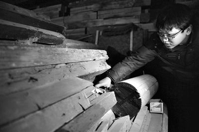昌平一仓库内，工作人员在查看李万春故居的木制构件编号。