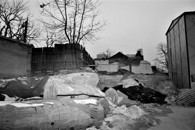 昨日，西城北大吉巷，李万春故居已被全部拆除，仅剩下零星的黄色砖头和泥土。