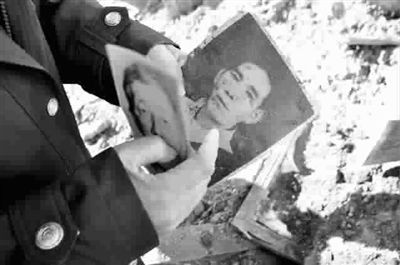 松青从泥土中挖出了先人的遗像