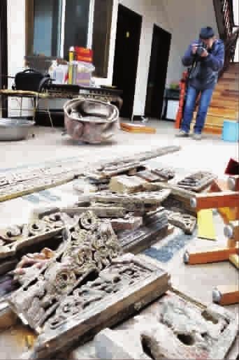 摆在松青家的阿布老屋雕刻残件被登记造册