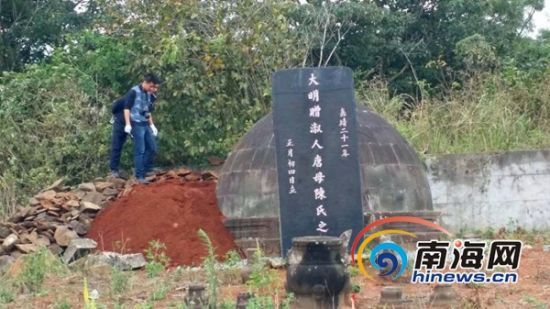 警方对被盗墓地进行调查(南海网记者 高鹏 摄)