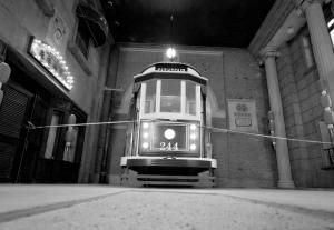 在南博“民国馆”展示民国风情一条街上，停在街尾处的有轨电车。