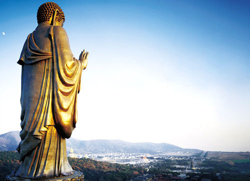 江苏无锡灵山大佛，为释迦牟尼立像，青铜材料，通高88米，重700吨，1997年建成。