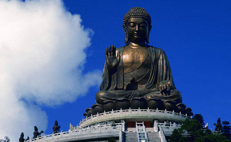 香港的天坛大佛，为释迦牟尼座像，锡青铜材料，通高26.4米，重220吨，1993年建成，是全球最大的青铜座佛，是香港受欢迎的旅游景点之一。