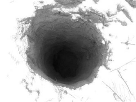 　盗墓贼在窦皇后陵以西陪葬墓区新打的盗洞。