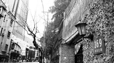 铁门深锁、篱笆高筑的宋家老宅记者 颜维琦摄