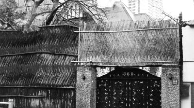 铁门深锁、篱笆高筑的宋家老宅本报记者 颜维琦摄