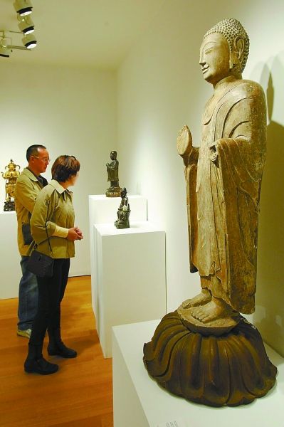 观众参观亚洲艺术周中的参展作品