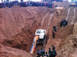 救援现场 记者 于忠虎 摄