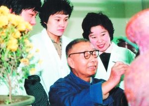 上世纪中叶，景泰蓝掐丝行业的高手、老艺人于兆贵于向北京珐琅厂的年轻技师做示范。