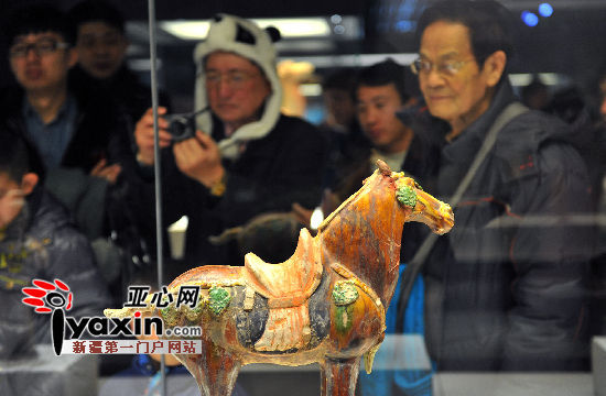 前来参观展览的市民正在欣赏着唐三彩。亚心网记者 陈峰 摄 