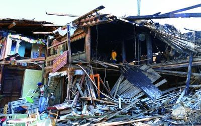 古城中，受灾群众开始搜寻自己房屋的废墟中还有没有可以用的东西 摄/法制晚报记者 郭谦