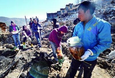 客栈的工作人员回到已经成为废墟的酒吧中寻找还能用的物品，结果只找回了一些碗筷和两瓶药酒 摄/法制晚报记者 郭谦