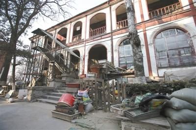 段祺瑞执政府旧址，文物建筑灰2楼外堆满居民的杂物。