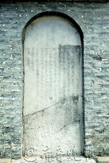 14日记者拍摄的张养浩墓碑,部分文字遭损毁。