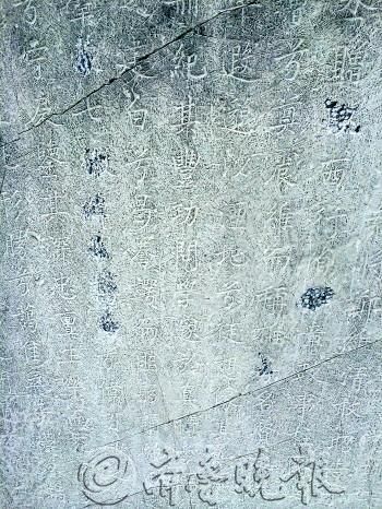 张养浩墓石碑遭人恶意破坏局部。