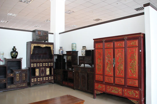 北京金漆镶嵌厂现存的建国后制作的出口金漆镶嵌家具